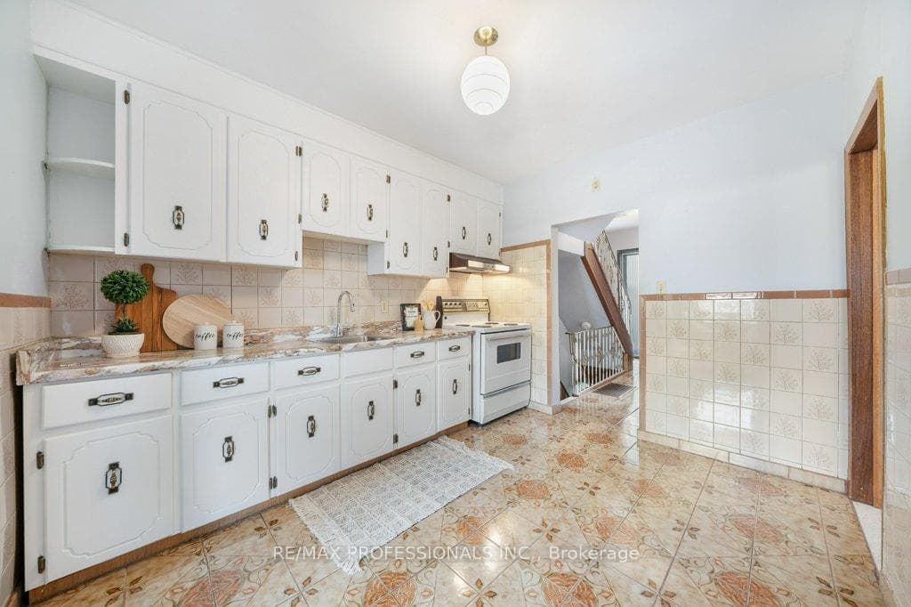 1373 Davenport Road photo 9