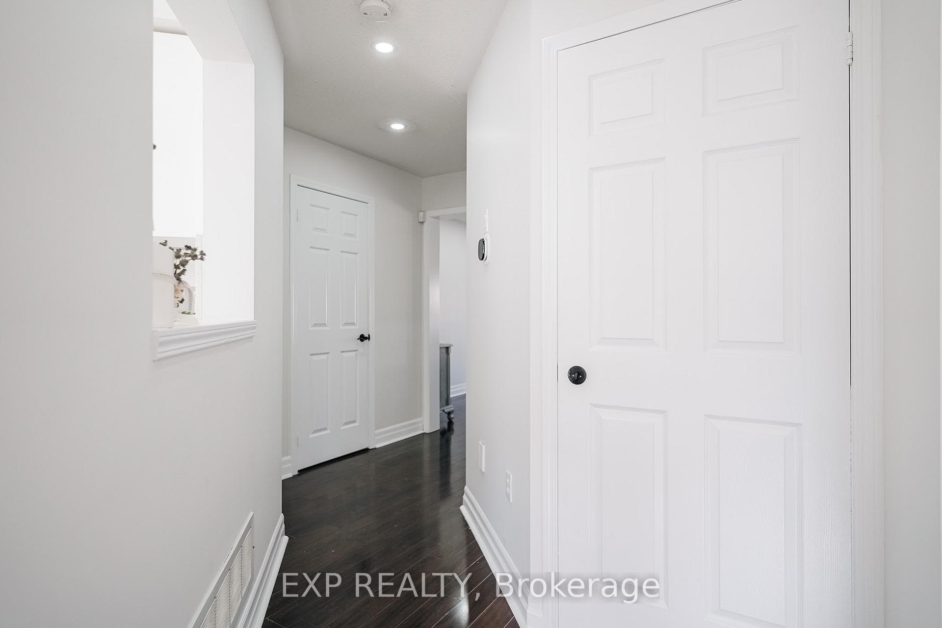 668 Hamilton Crescent photo 6