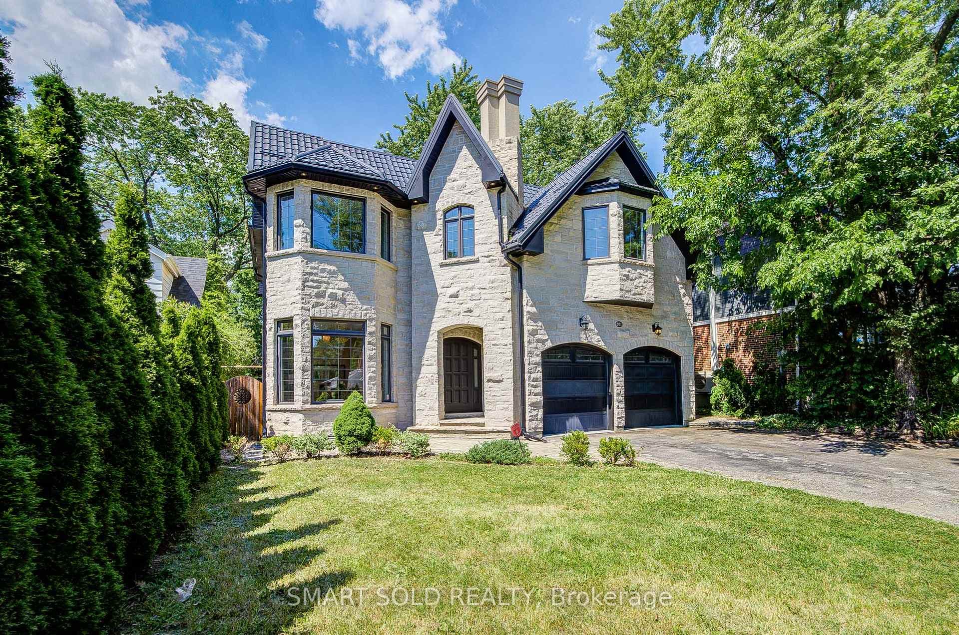 201 Burnhamthorpe Road photo 1