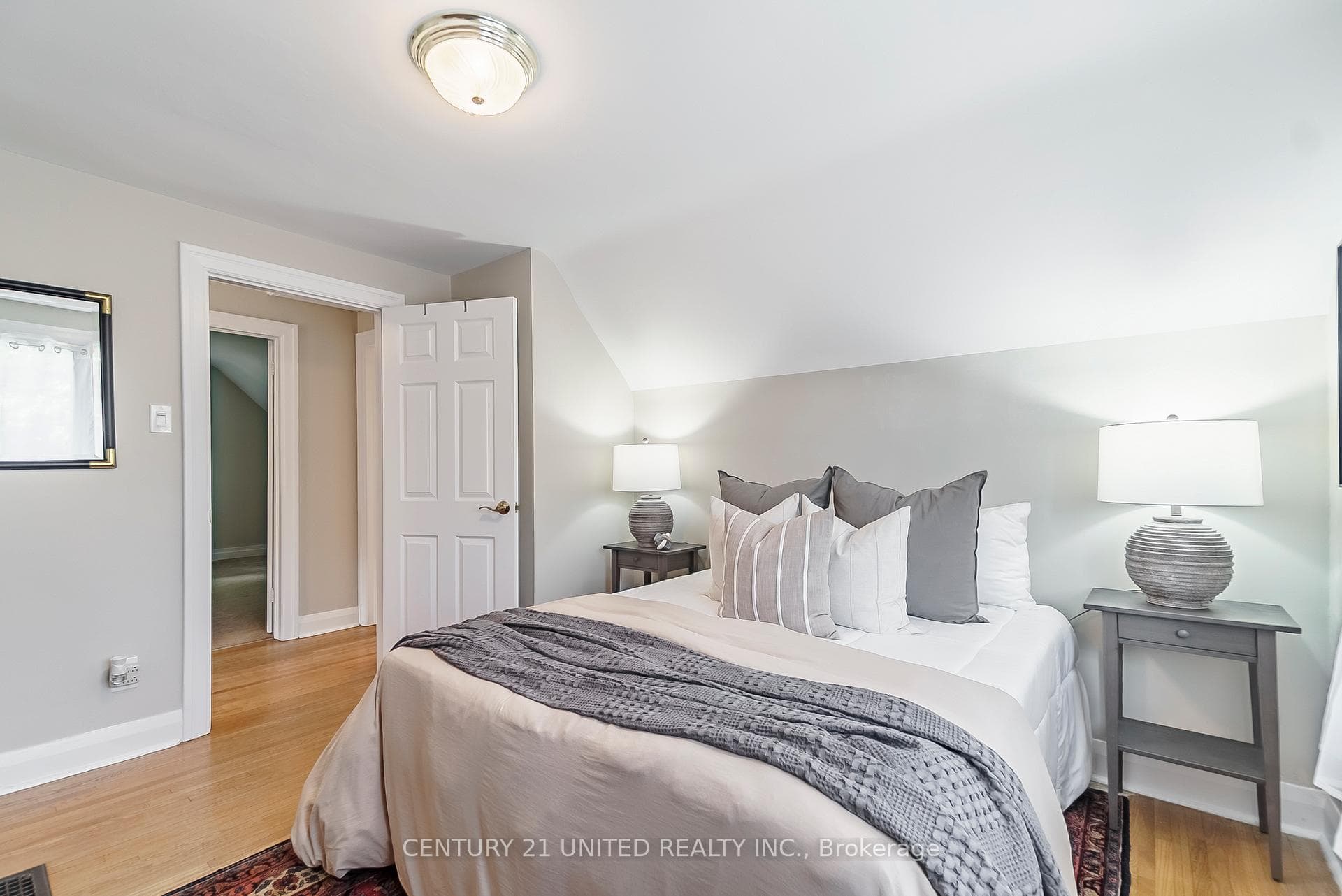 635 Montrose Street photo 31