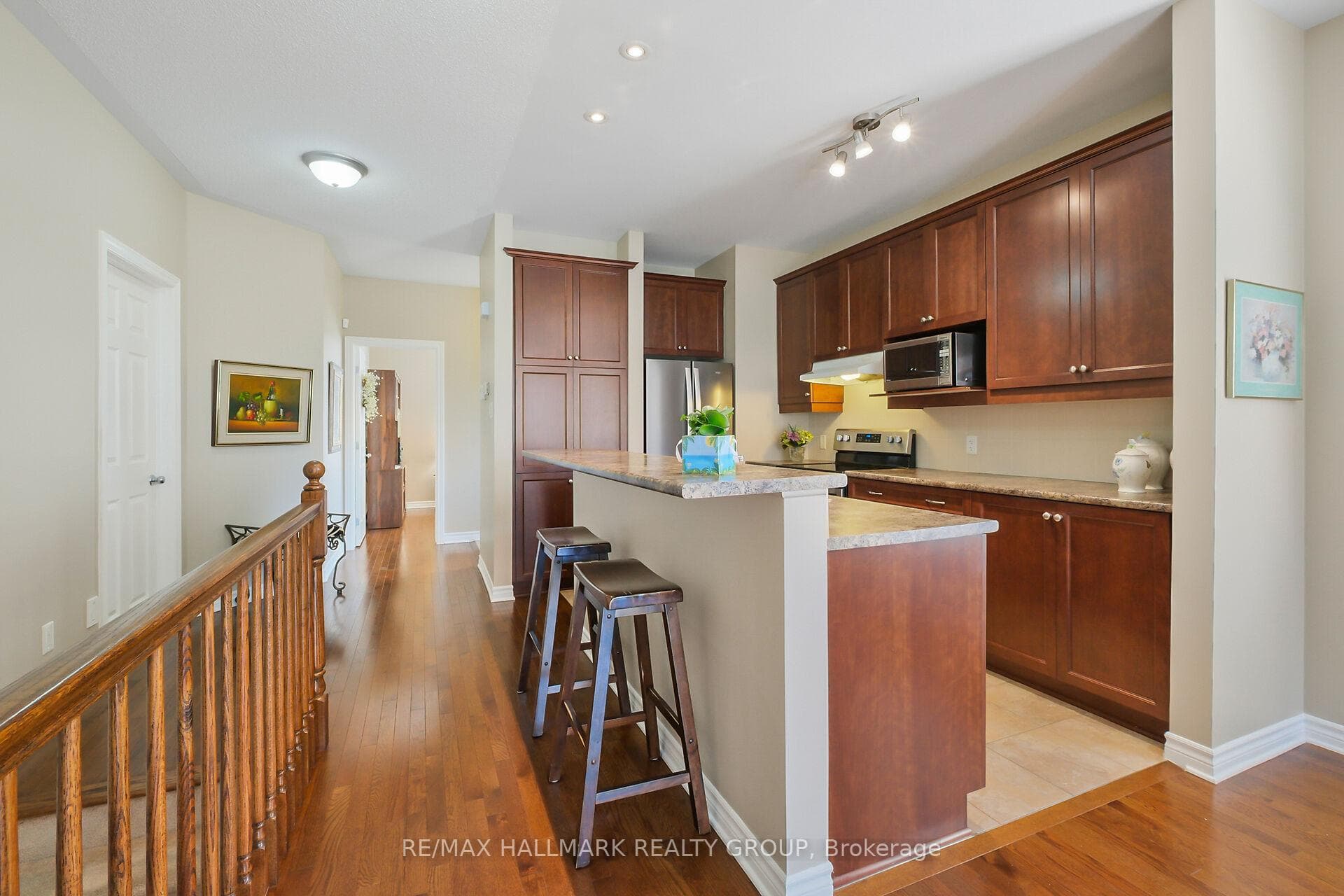 Kitchen with breakfast bar