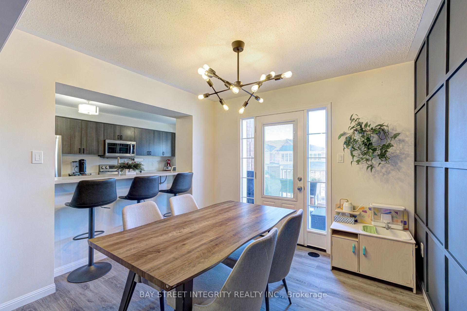1033 Stemman Place photo 12