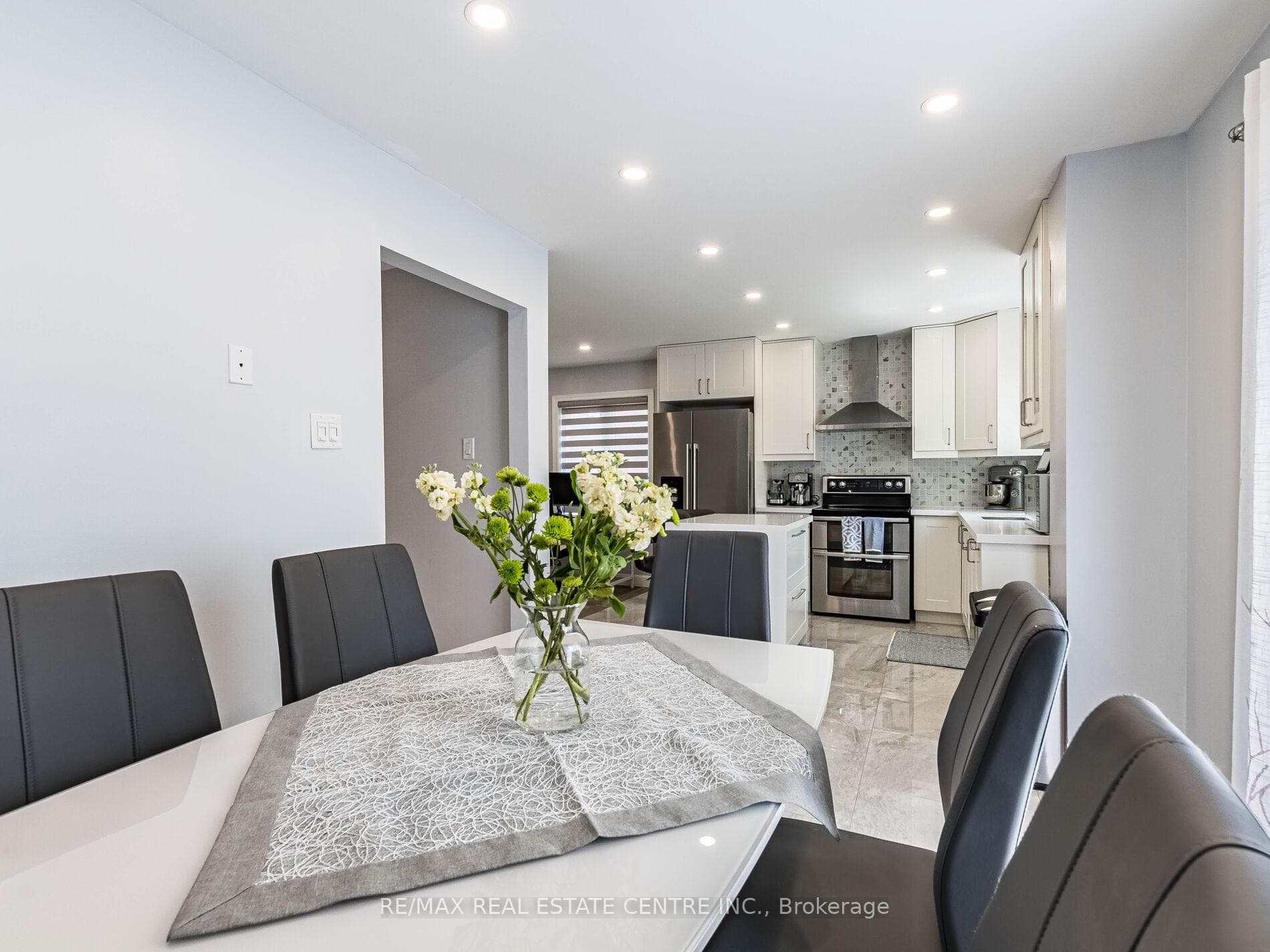 52 MOZART Crescent photo 13