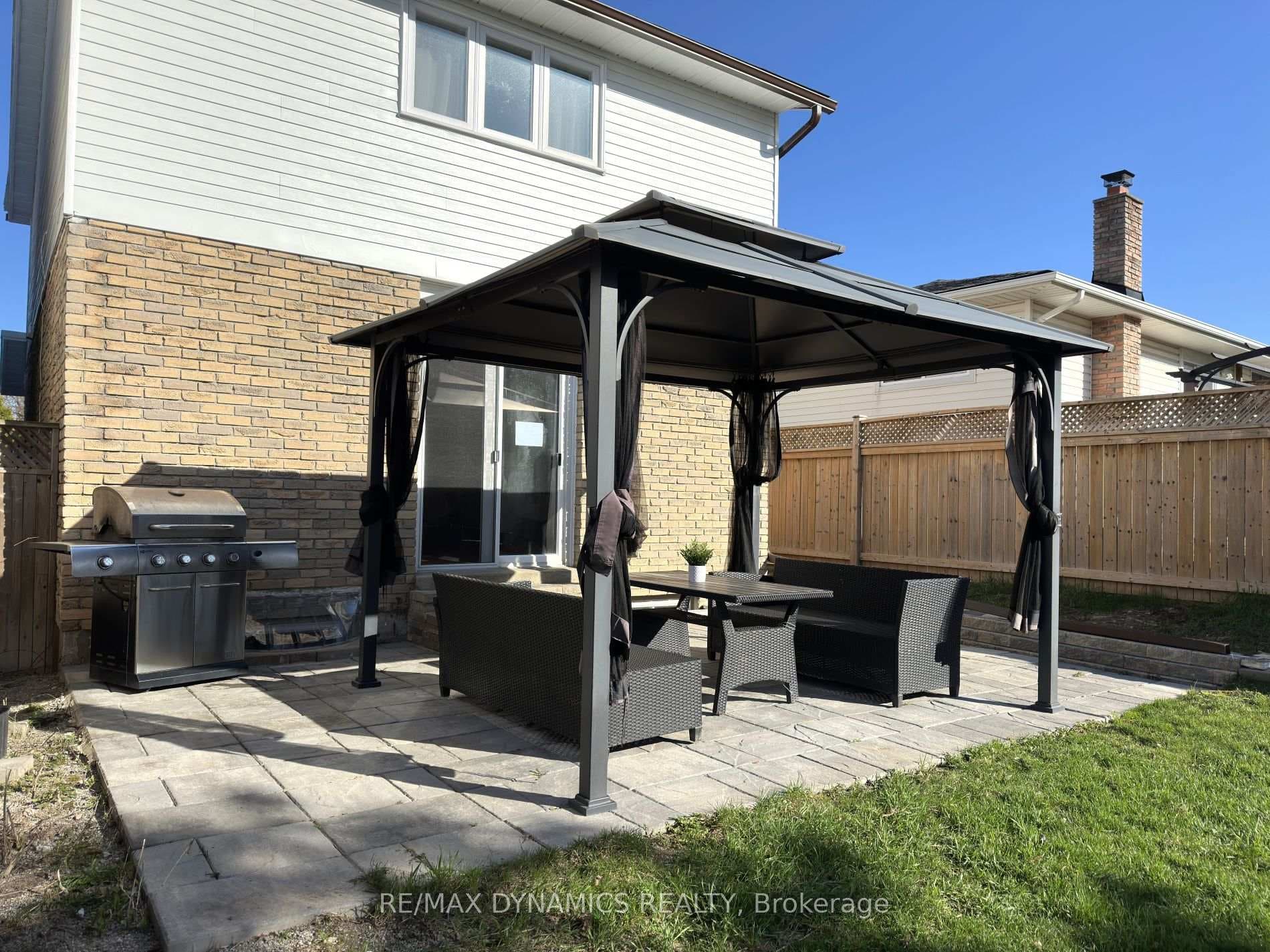 2359 Malcolm Crescent photo 24