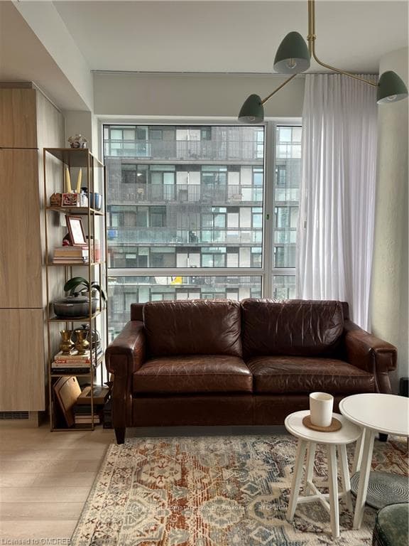 39 ROEHAMPTON Avenue Unit 1808 photo 4