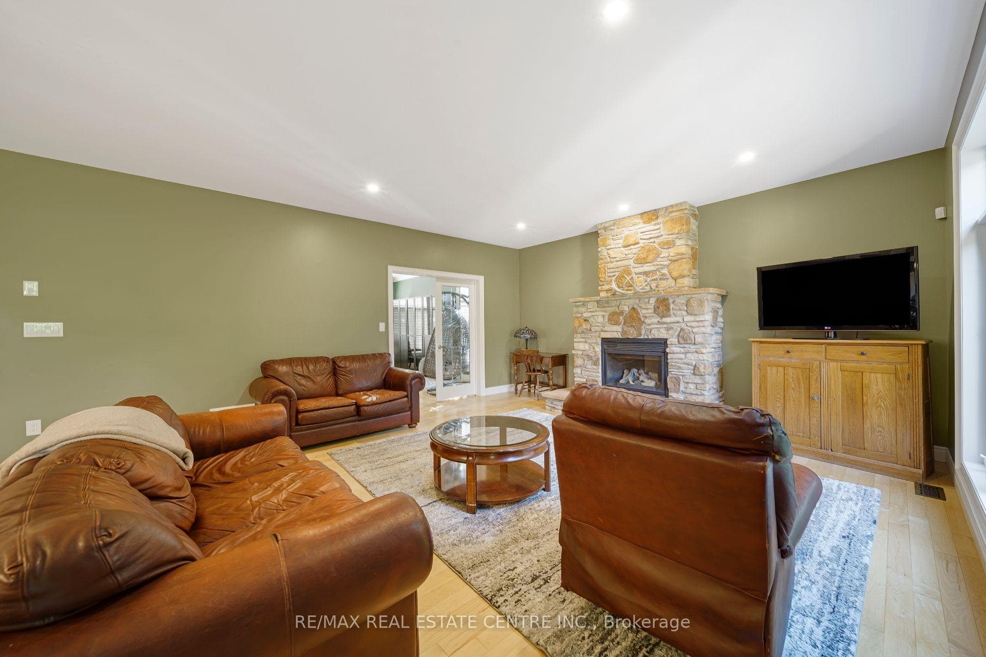 112 Dirksen Court photo 16