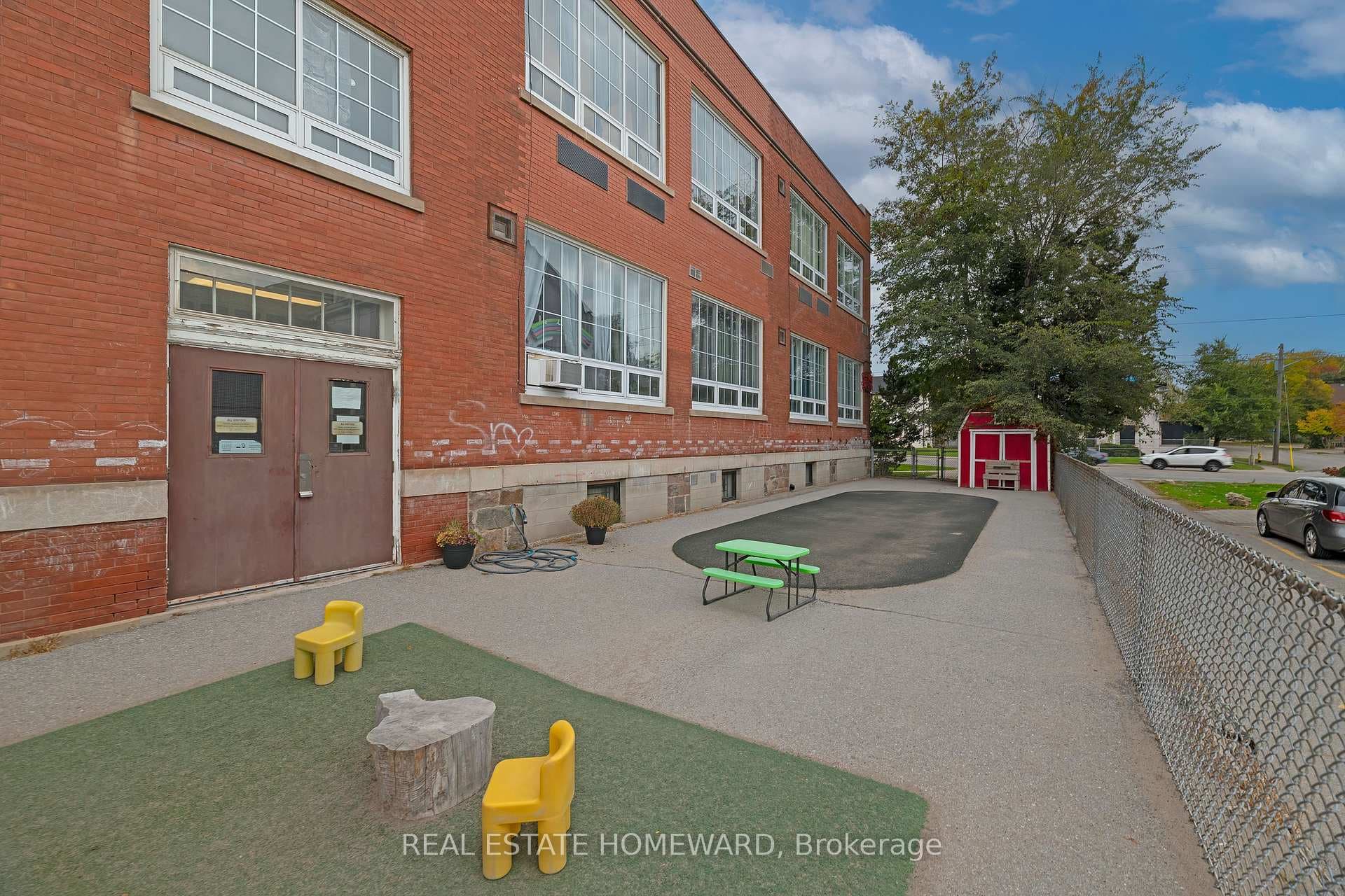 202 Simcoe Street photo 33
