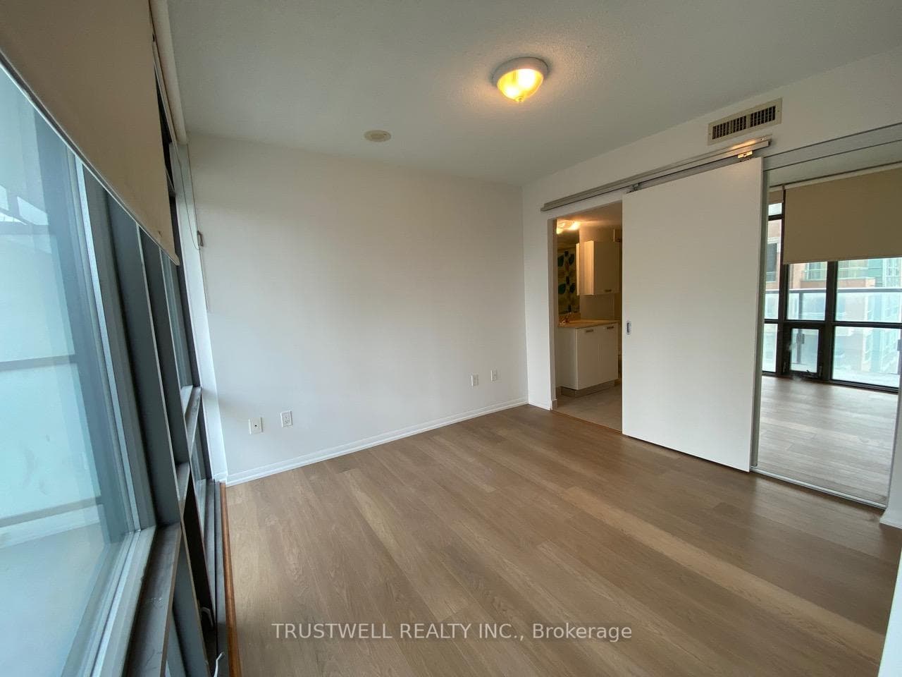 37 Grosvenor Street Unit 1503 photo 17