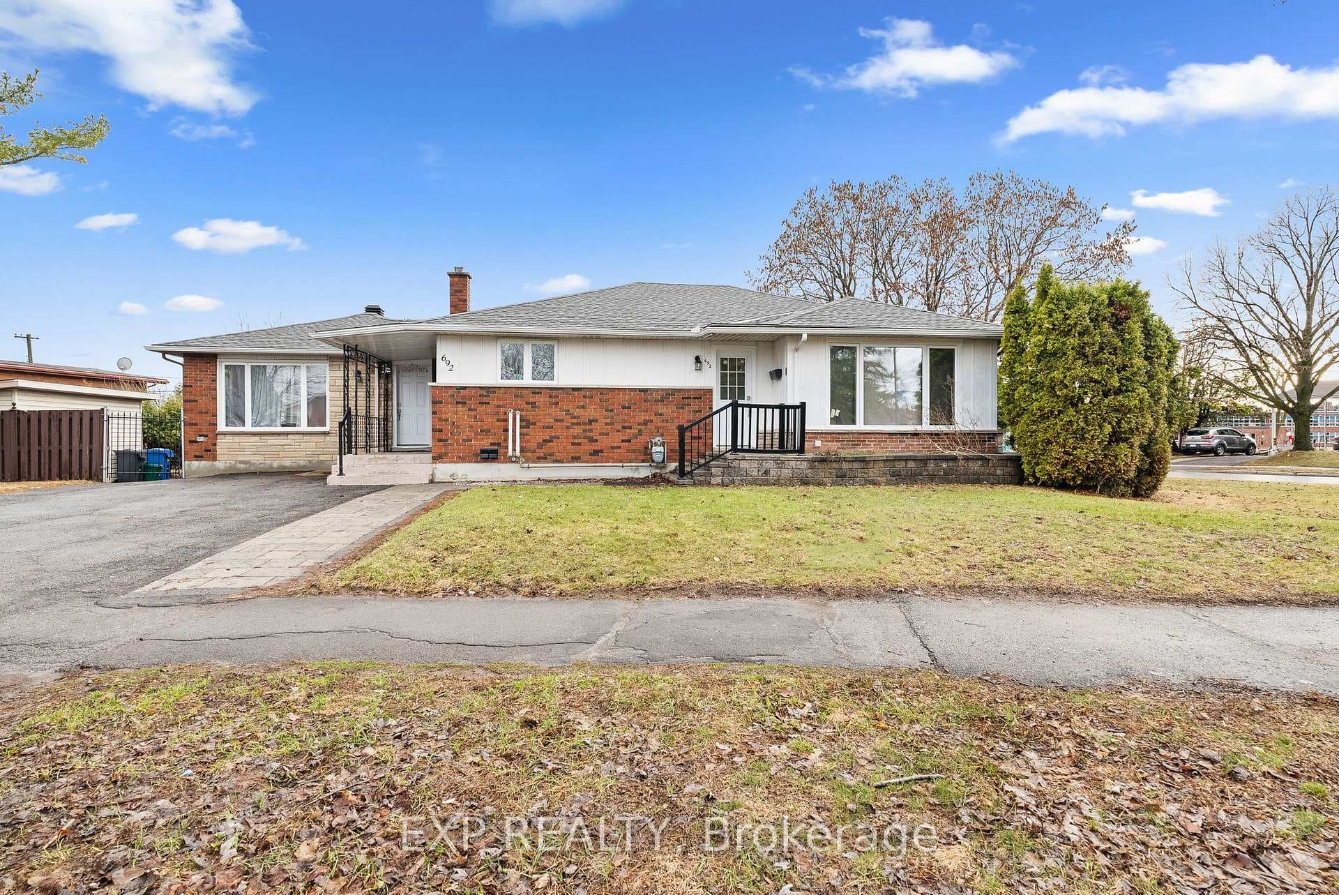 692 Claude Street photo 1