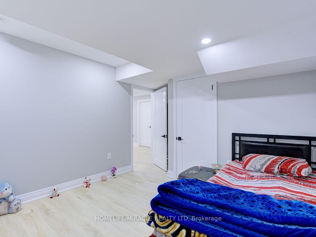 8 Jenwood Crescent photo 37