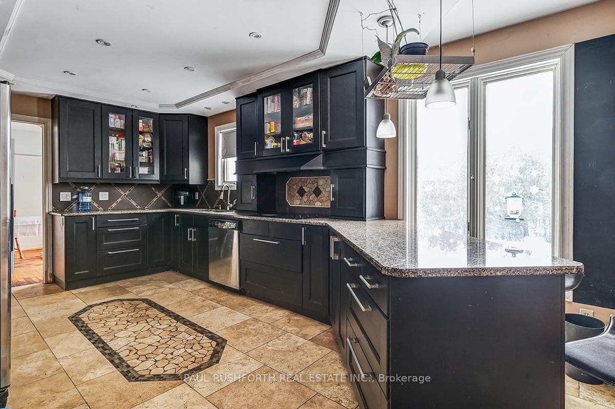 152 Dunlop Crescent photo 8