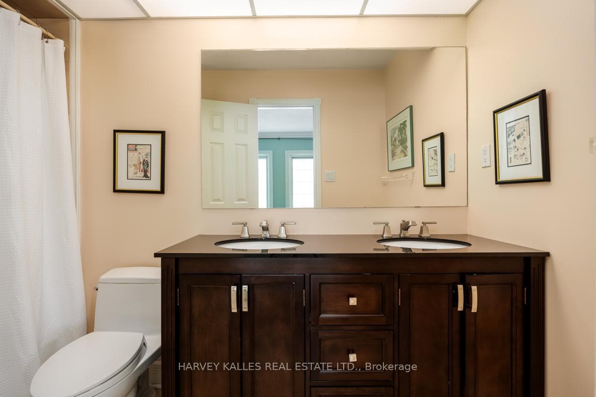1374 Avenue Road photo 17