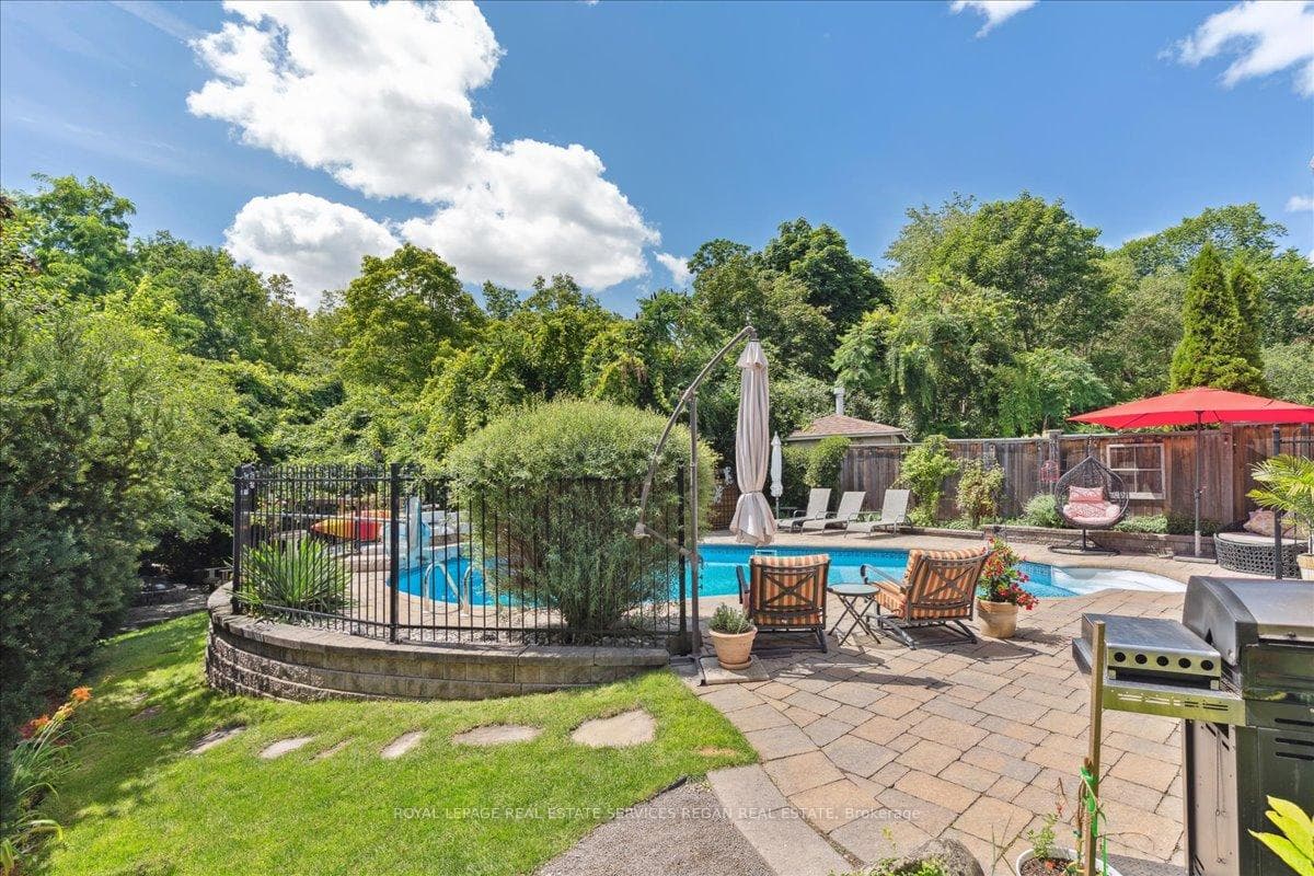 1404 Kathleen Crescent photo 34