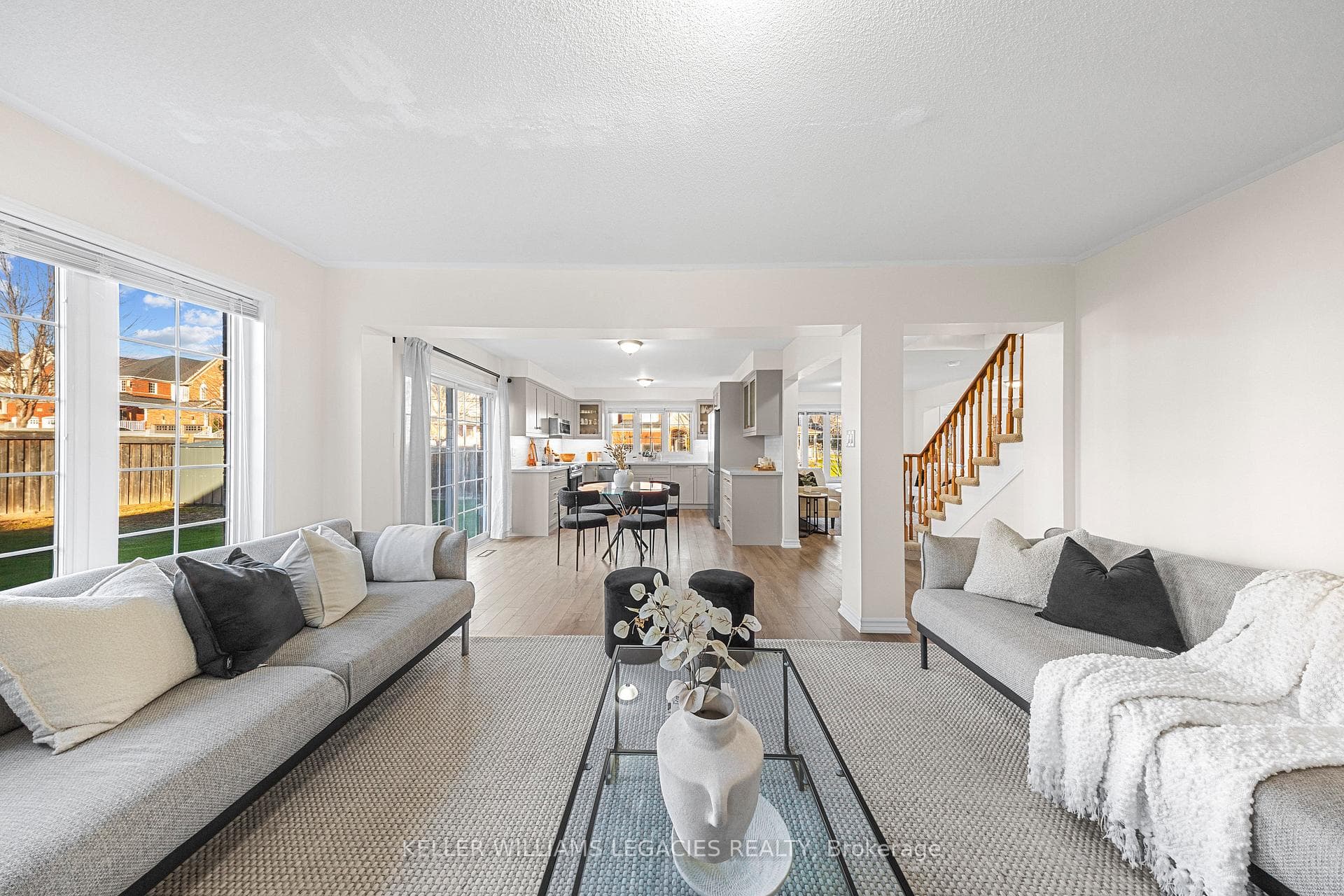 Large Open Concept Family/Breakfast/Kitchen