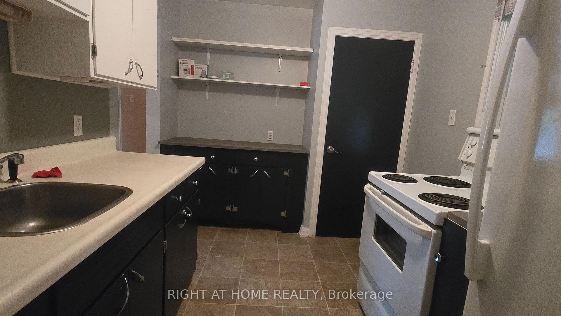 65 Ellis Crescent photo 9