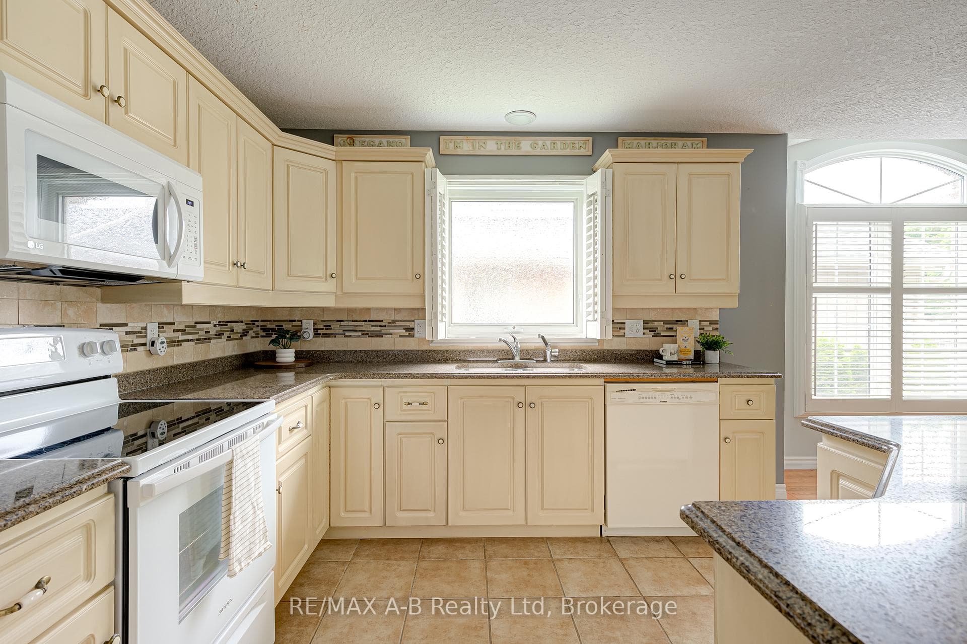 114 Hossie Terrace photo 13