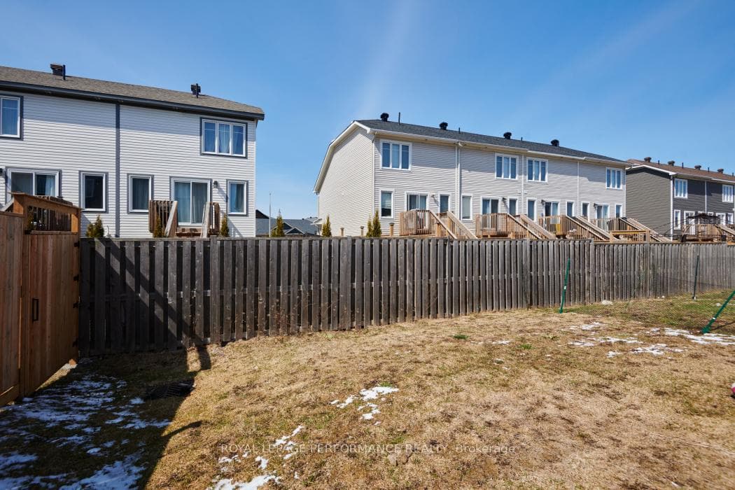 30 WHITCOMB Crescent photo 32