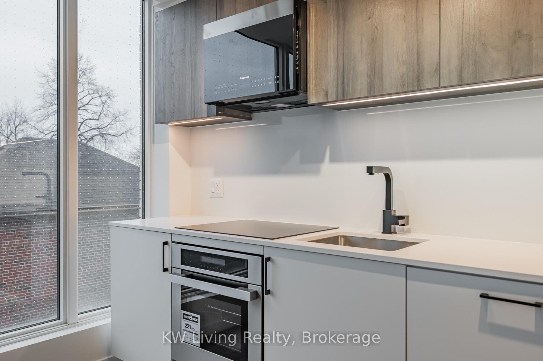689 The Queensway N/A Unit 207 photo 13