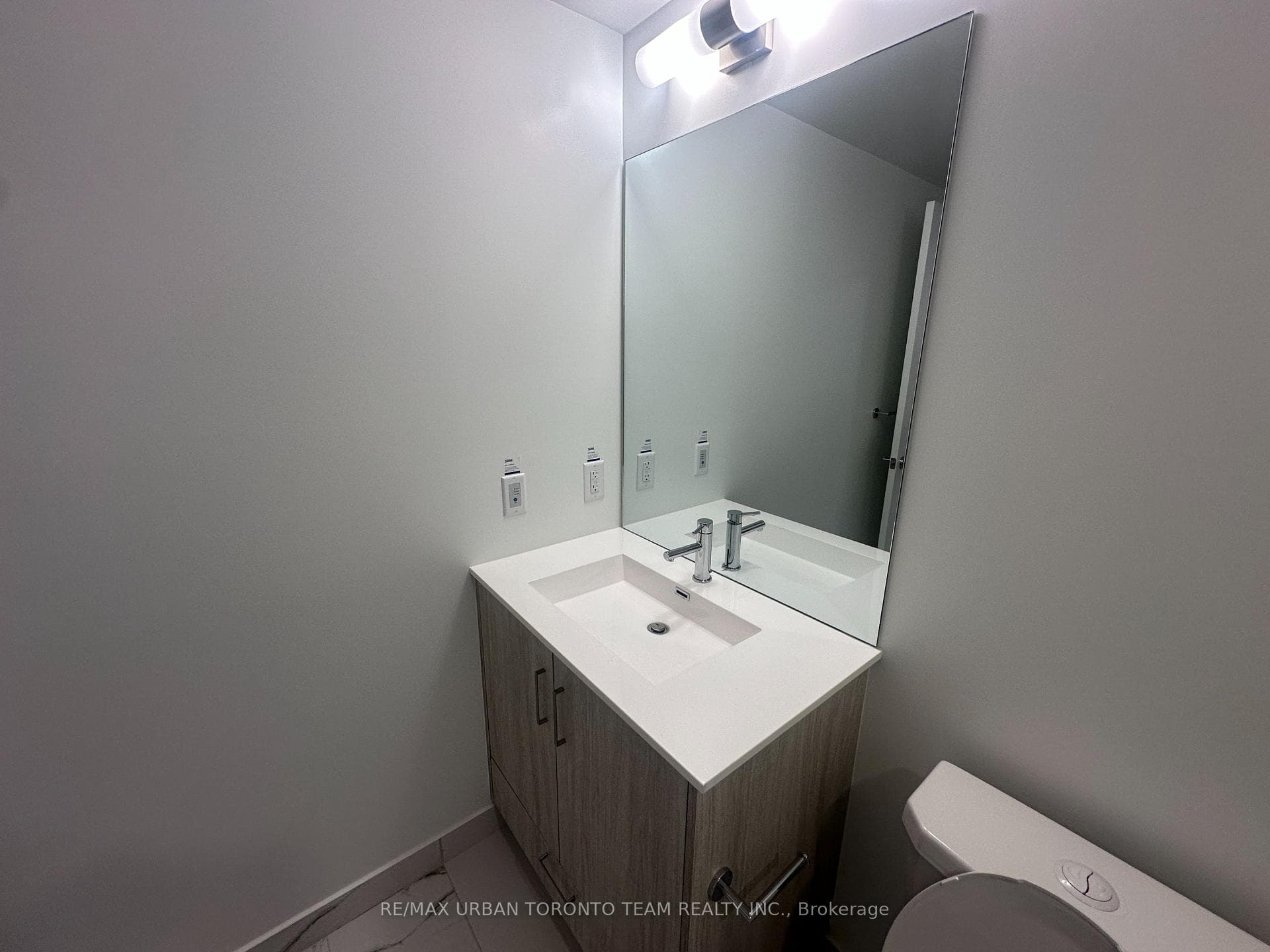 180 Front Street Unit 819 photo 11
