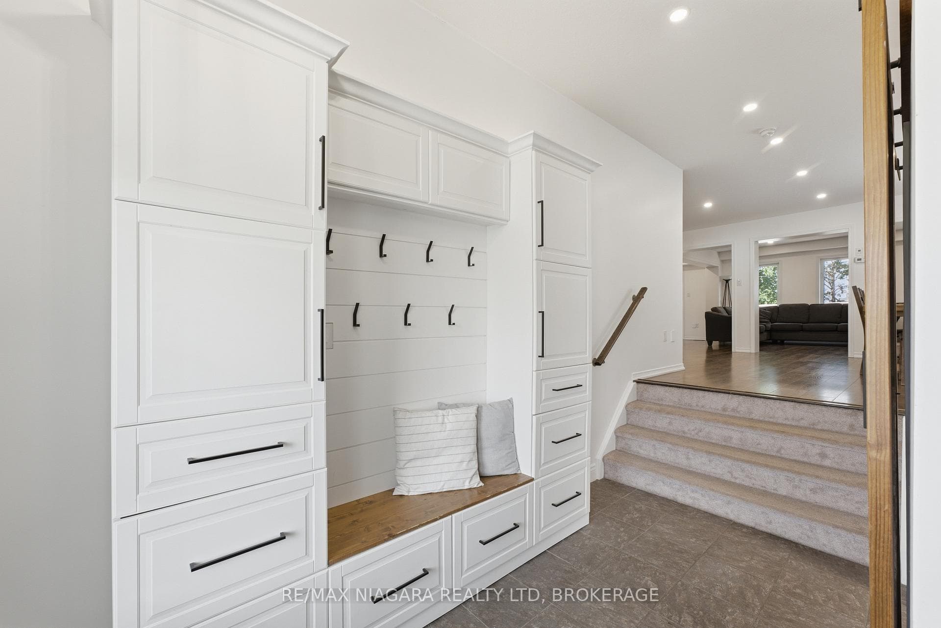 8571 Dogwood Crescent photo 3