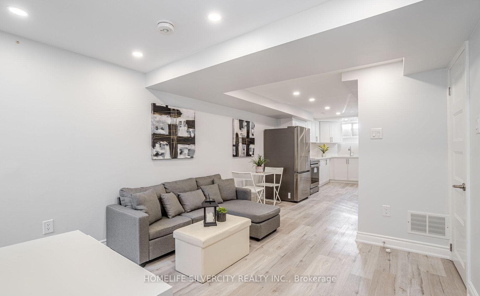 181 Satok Crescent photo 5