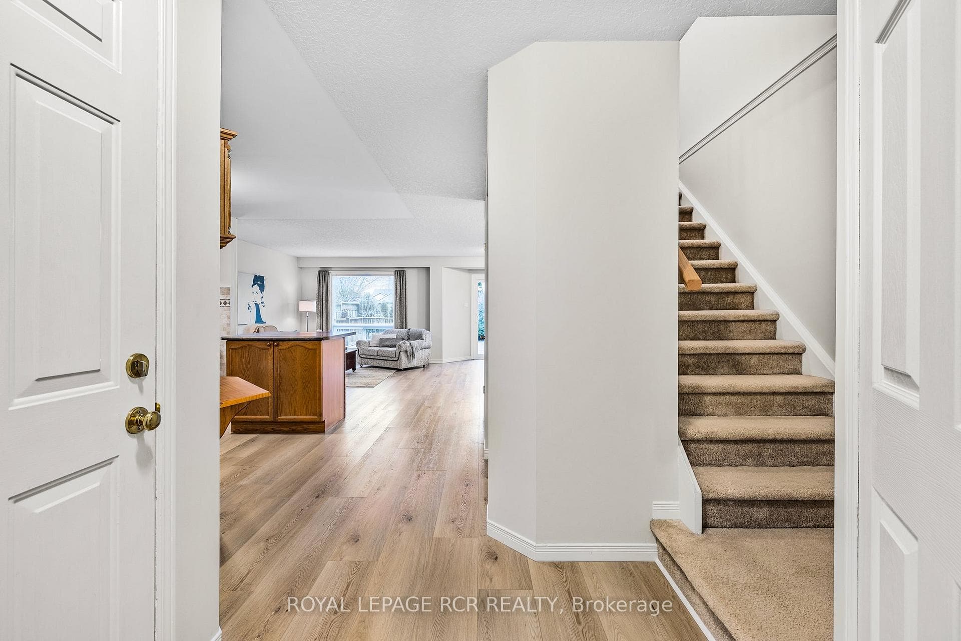 21 Colbourne Crescent photo 3