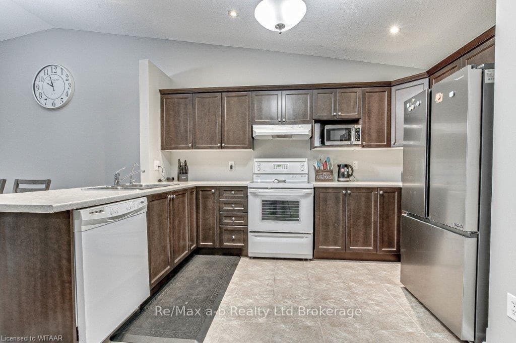 52 IMPERIAL Street Unit 14 photo 6