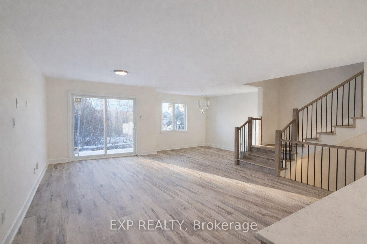 331 Voyageur Place photo 6