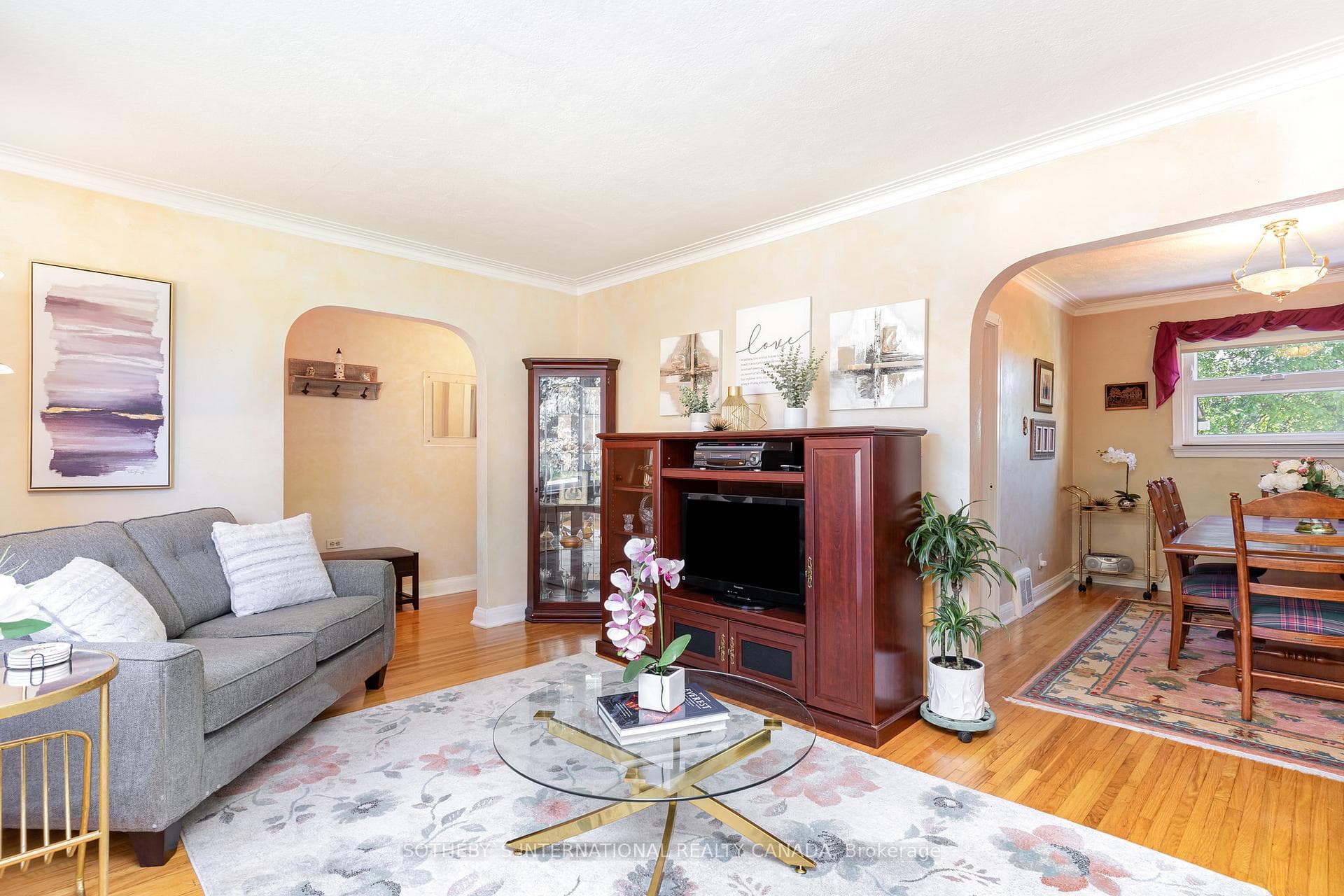 Living Room archways to dining room & entrance