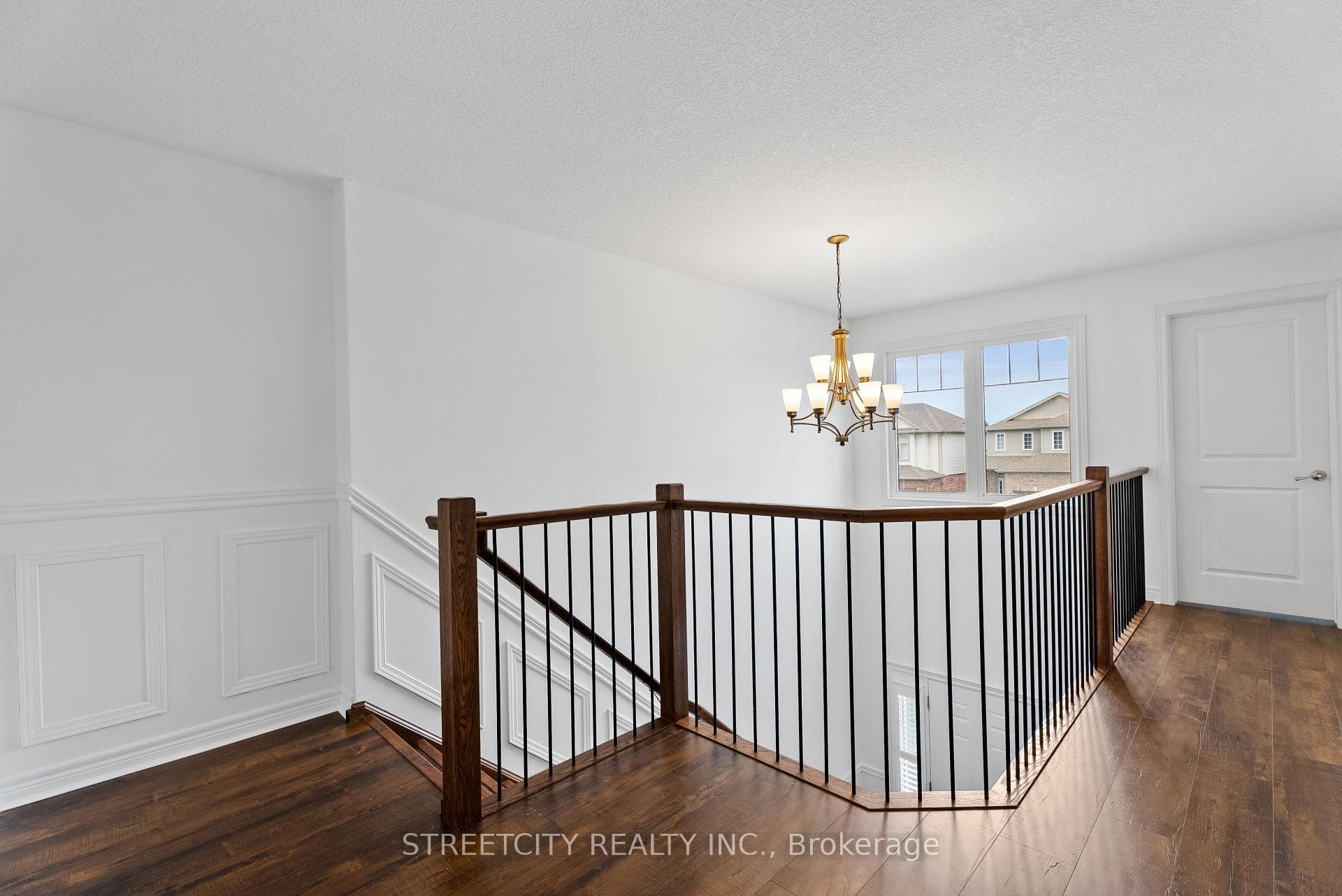 689 SPRINGWOOD Crescent photo 18