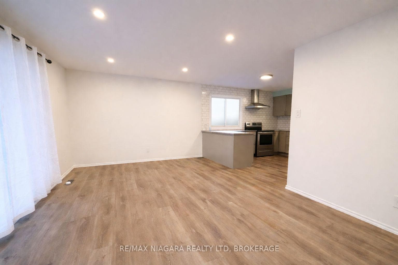 128 Toulon Crescent photo 3