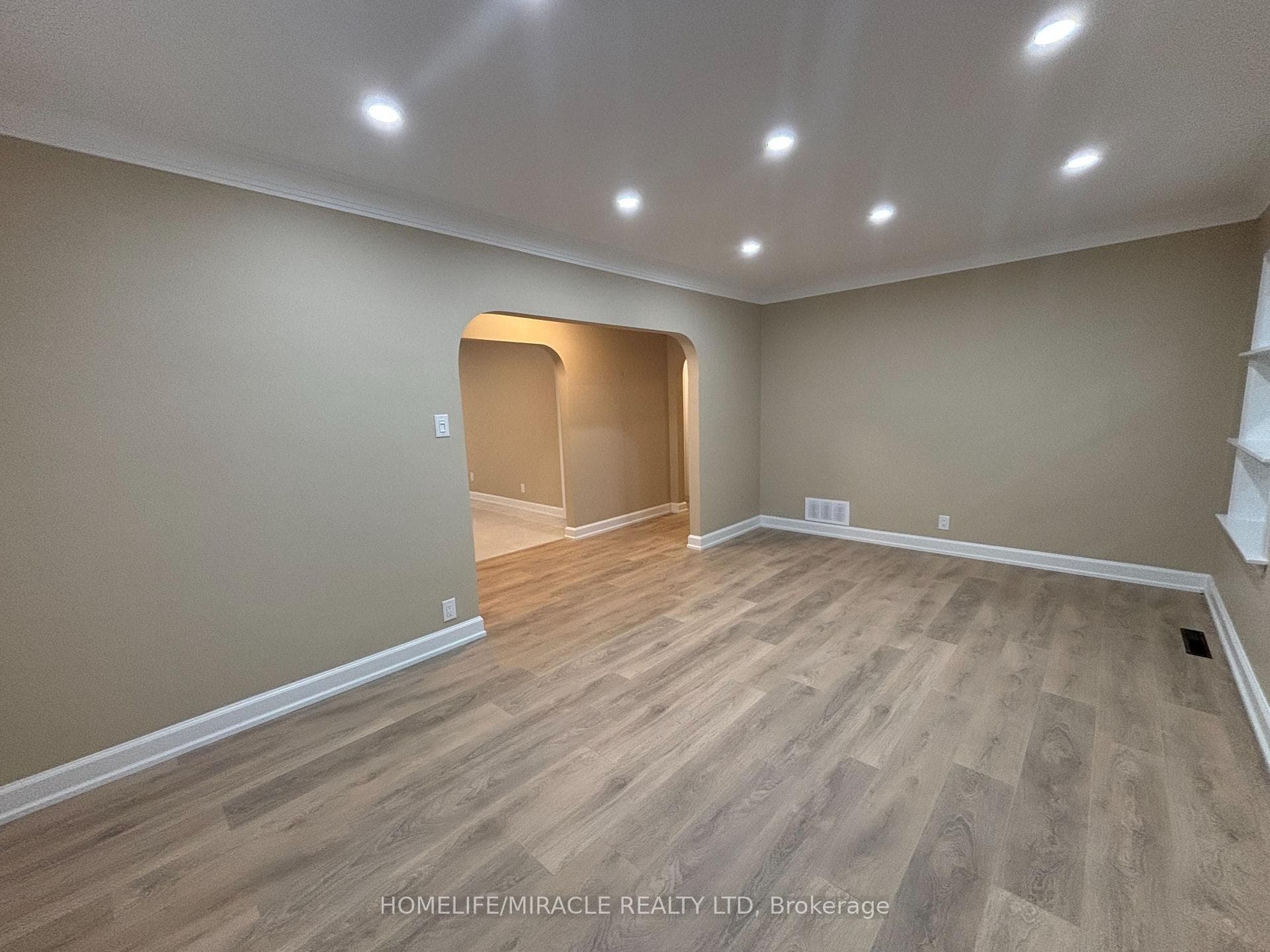 54 Hawman Avenue Unit Upper floor suite photo 18
