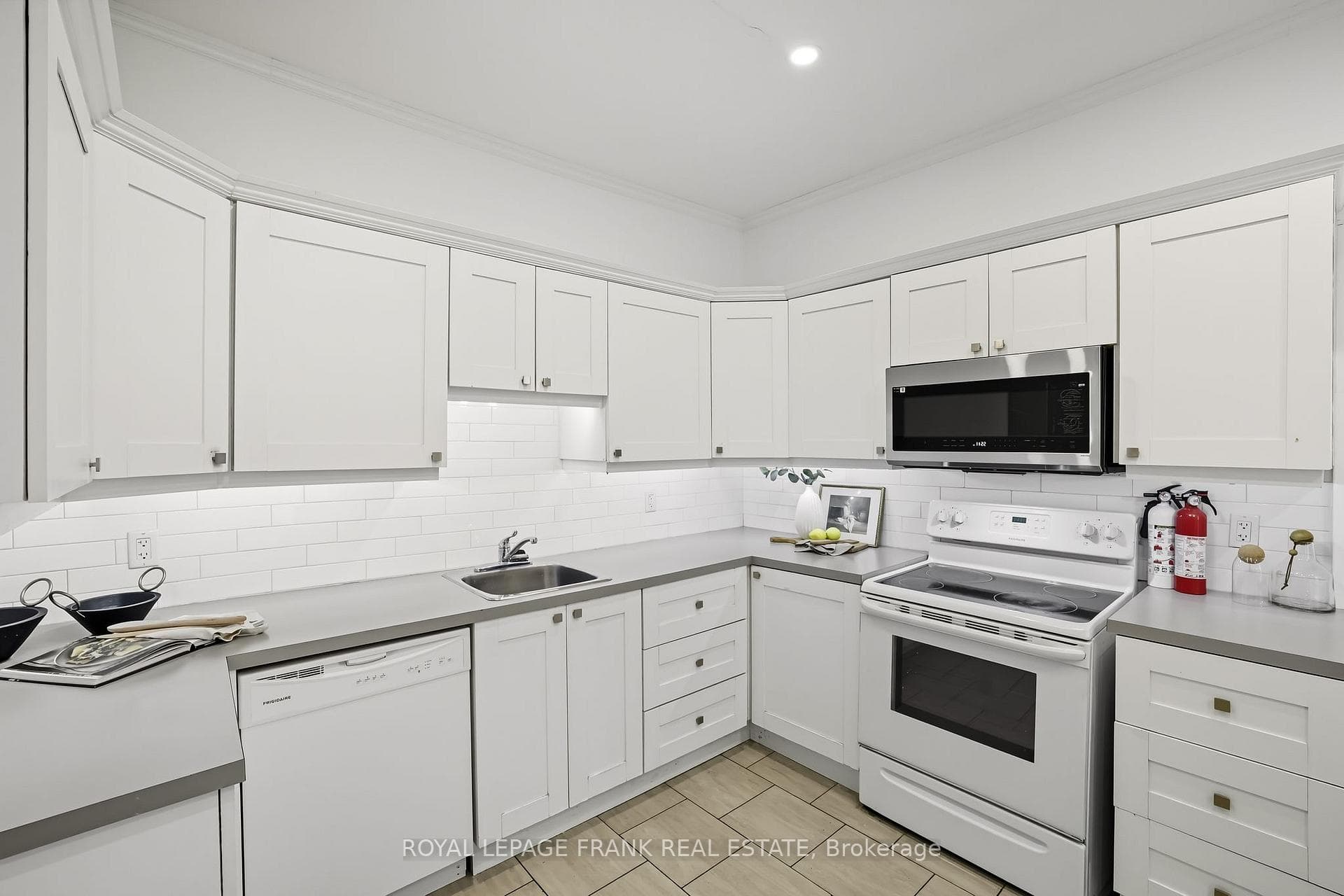 798 GEORGE Street photo 14