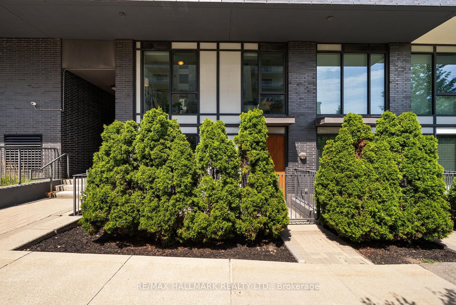18 Rean Drive Unit TH3 photo 3
