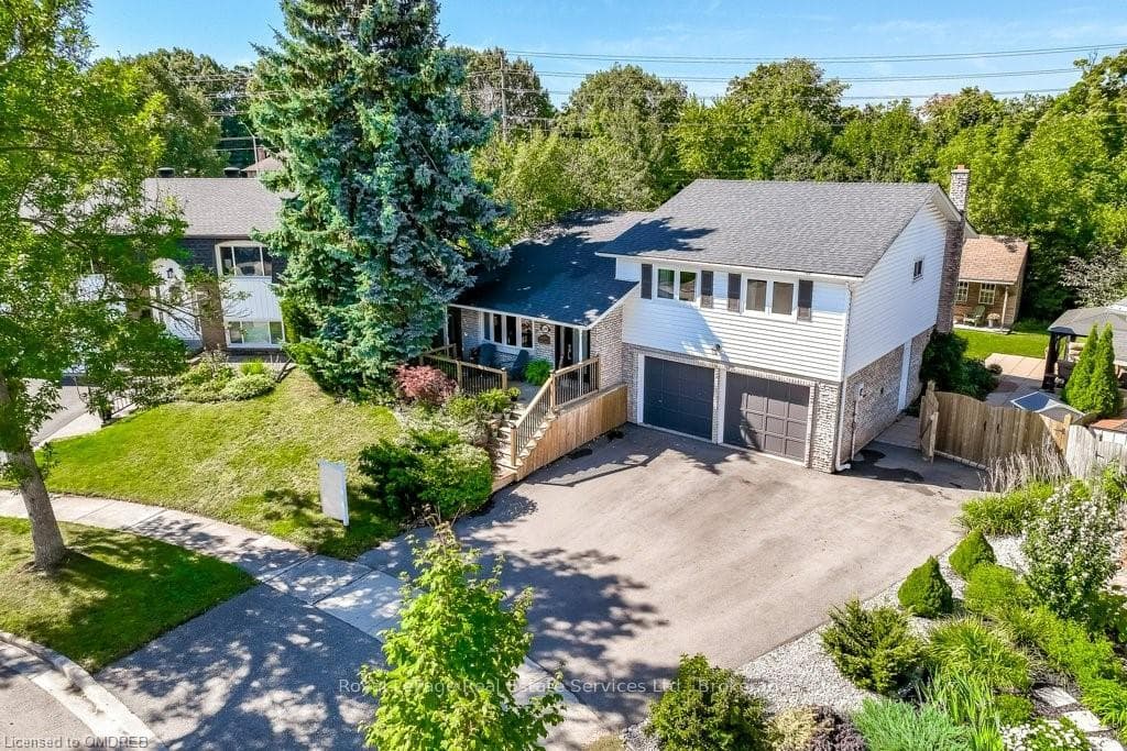 2489 YARMOUTH Crescent photo 1