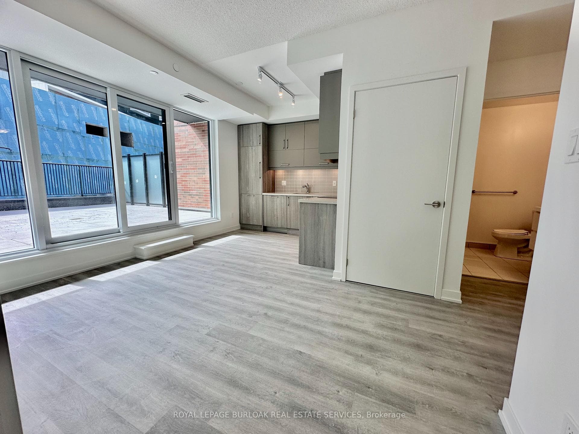 38 Simcoe Promenade Unit C307 photo 9