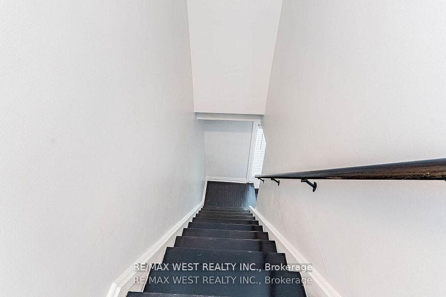 128 Mercury Road photo 31
