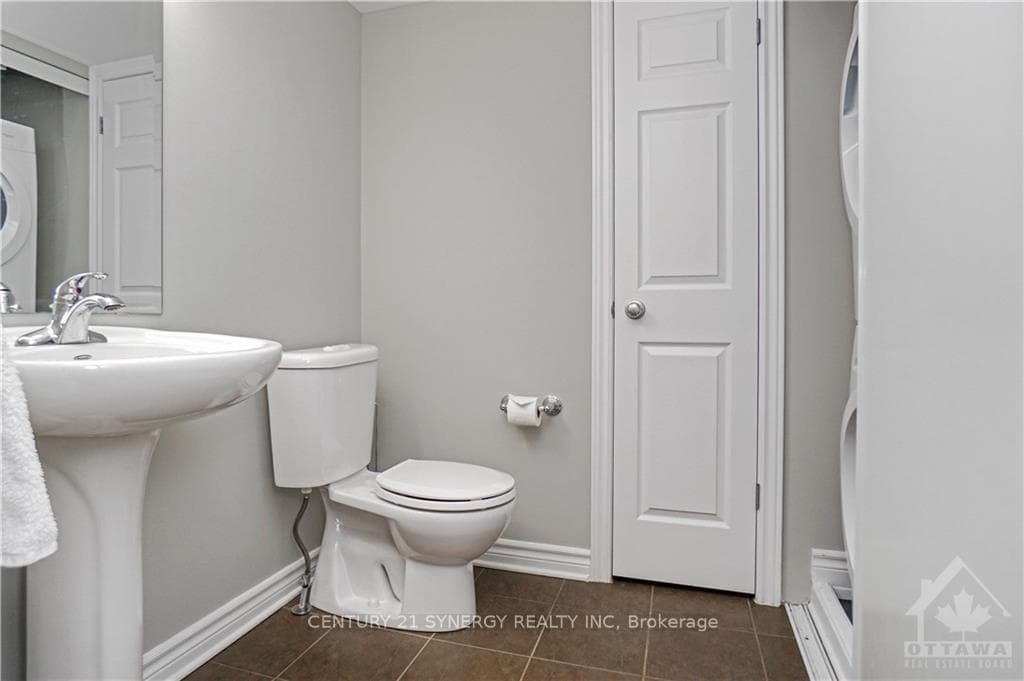 681 SUE HOLLOWAY Drive Unit D photo 11