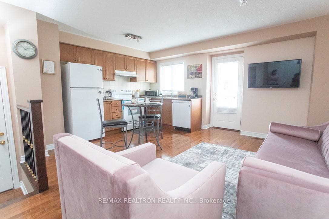 54 Chayna Crescent photo 10