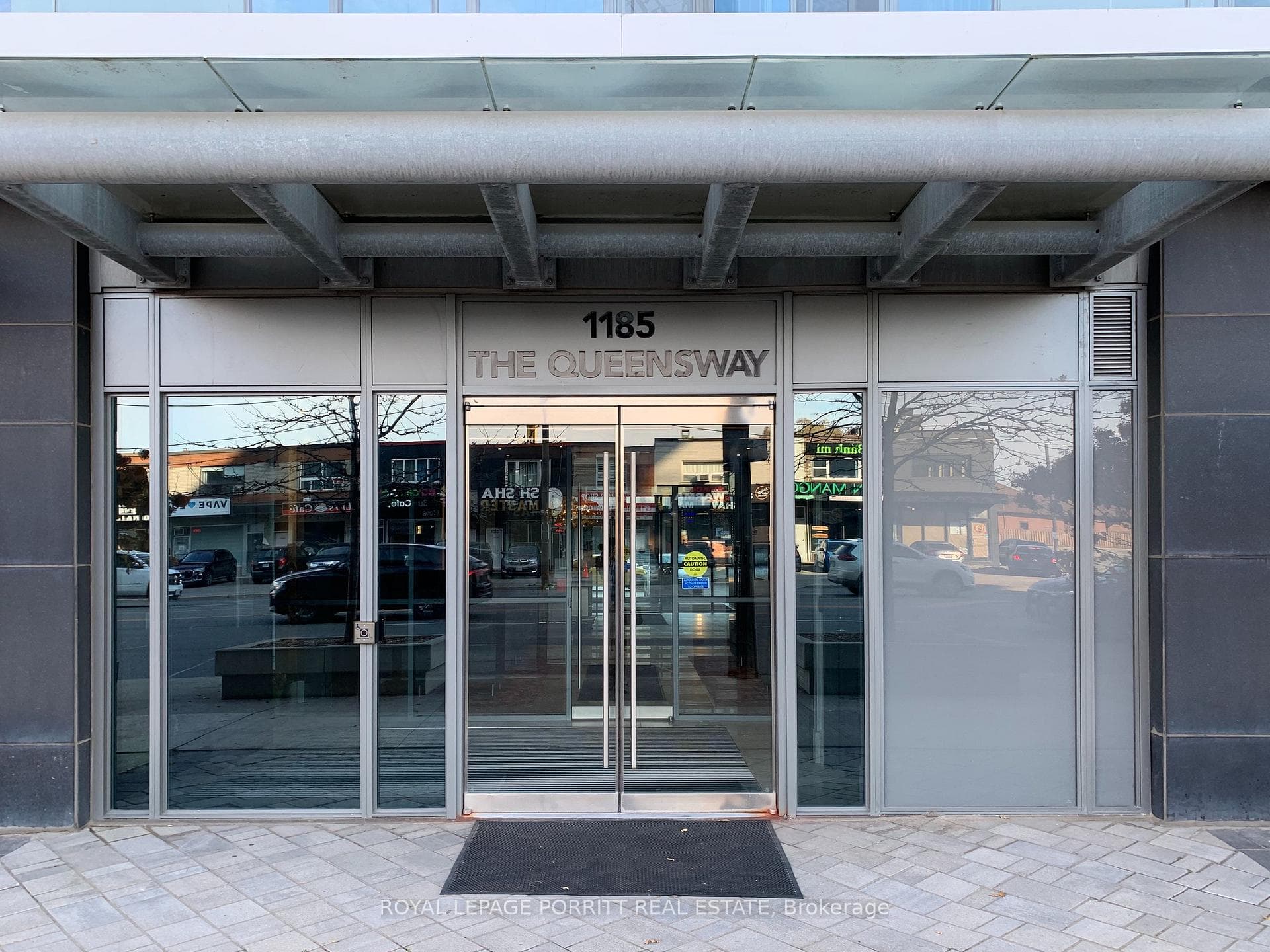 1185 The Queensway Way Unit 915 photo 1