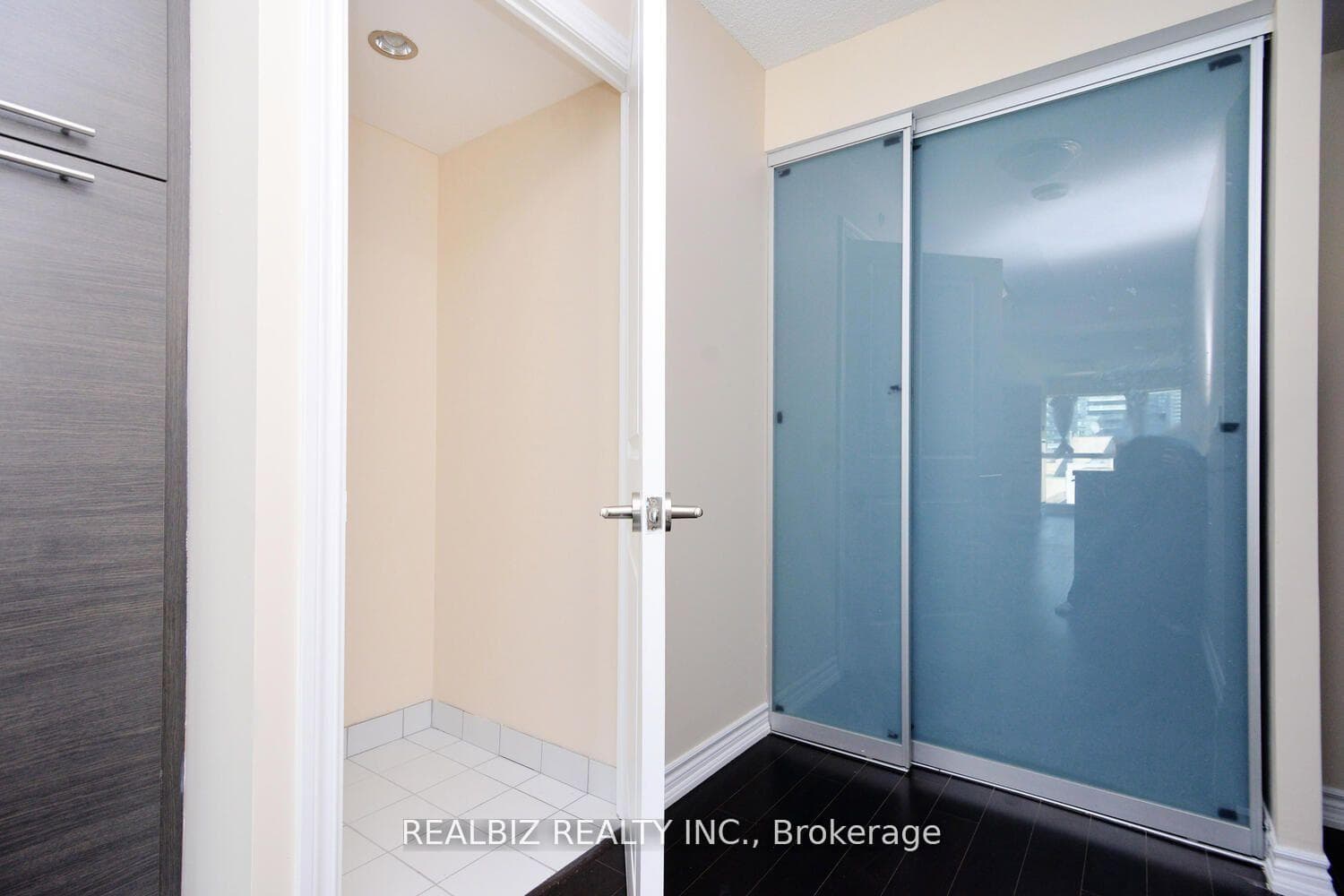 386 Yonge Street Unit 1516 photo 17