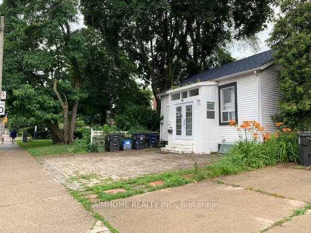 966 Dundas Street photo 2