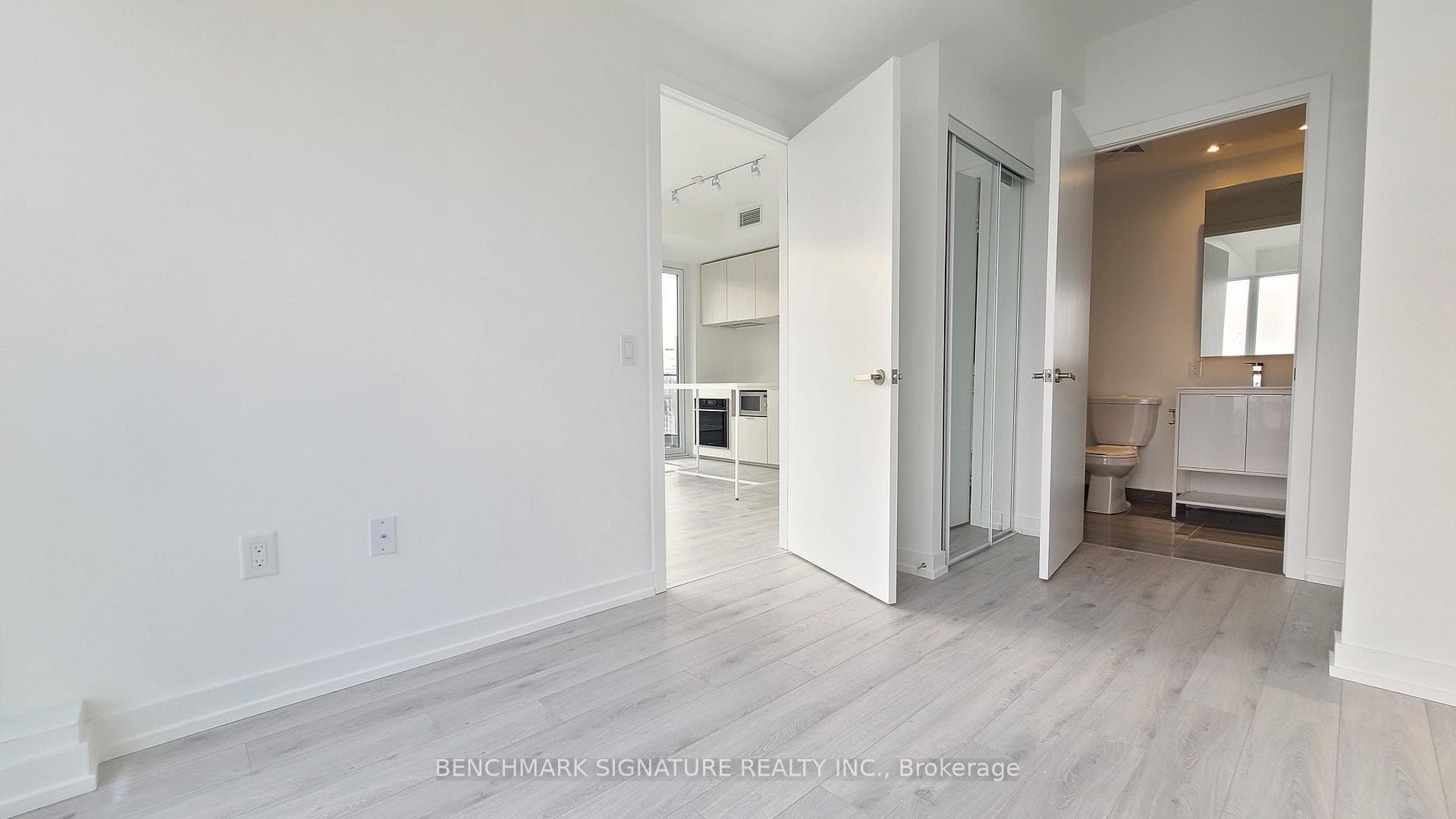 77 Shuter Street Unit 1502 photo 11