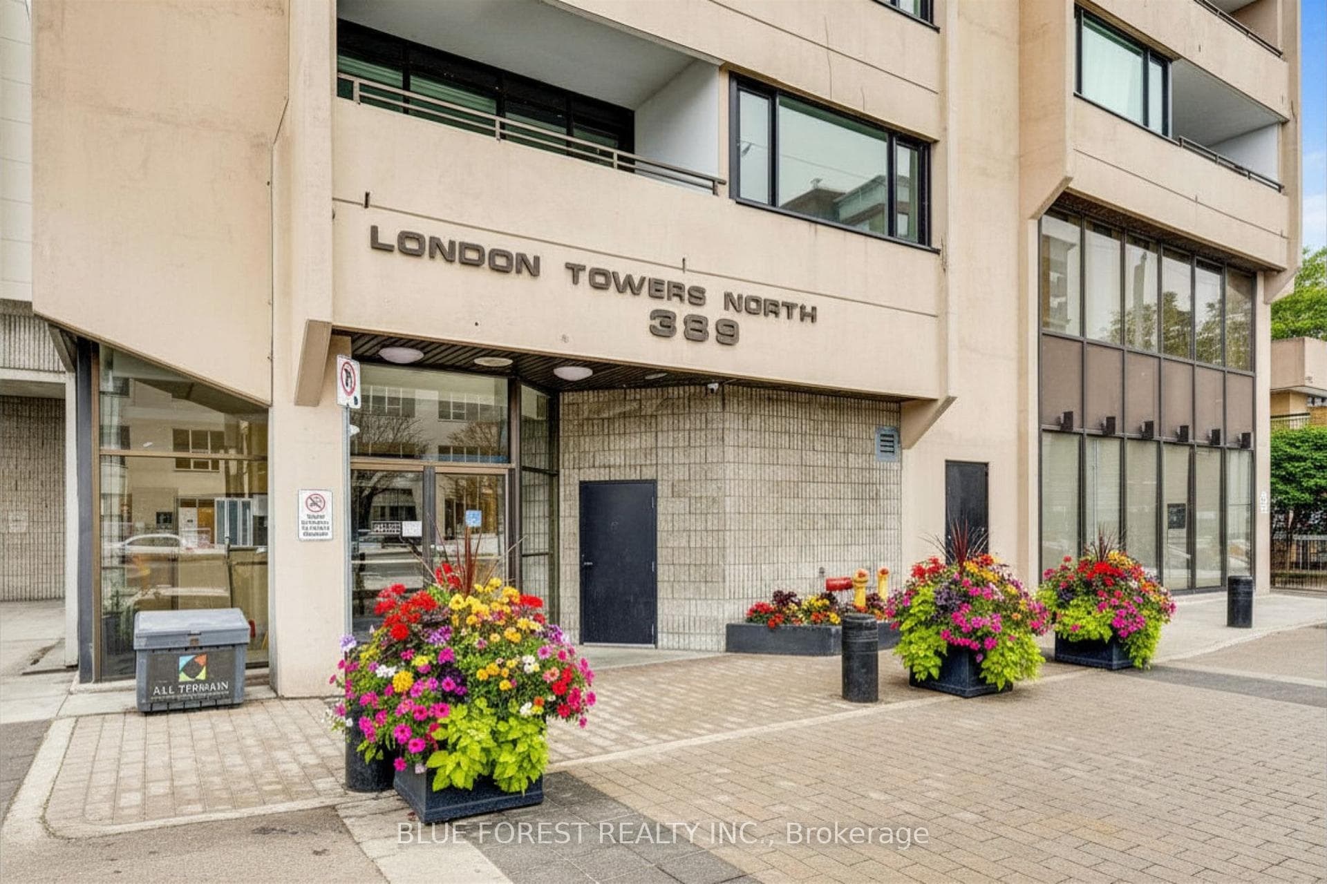 389 Dundas Street Unit 1705 photo 1