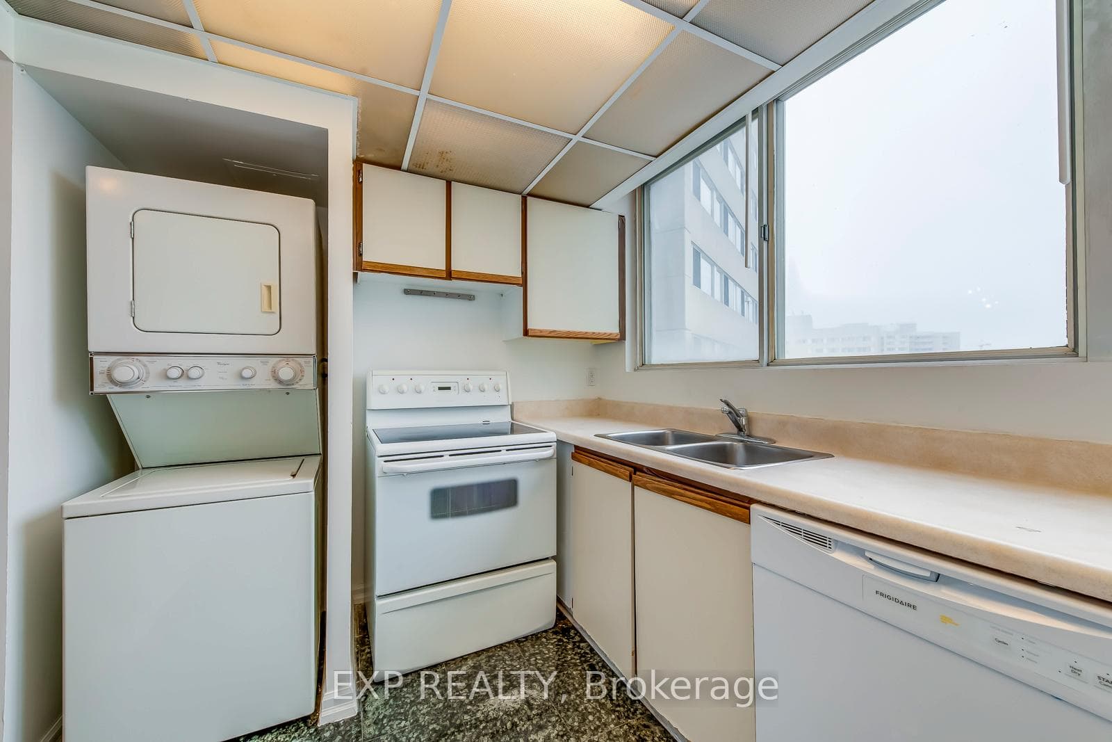 3700 Kaneff Crescent Unit 1705 photo 9