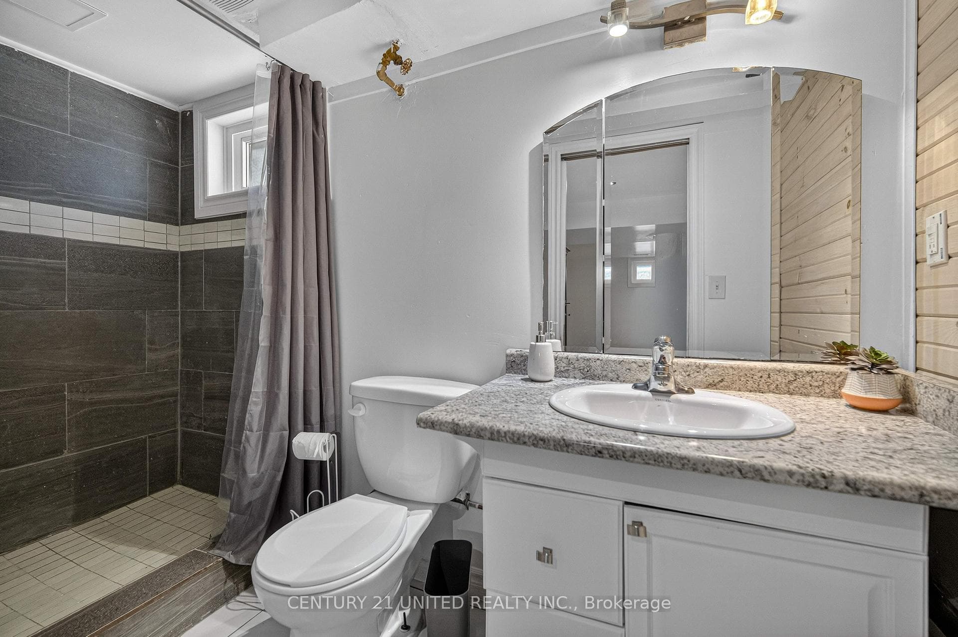 542 Mckellar Street photo 17