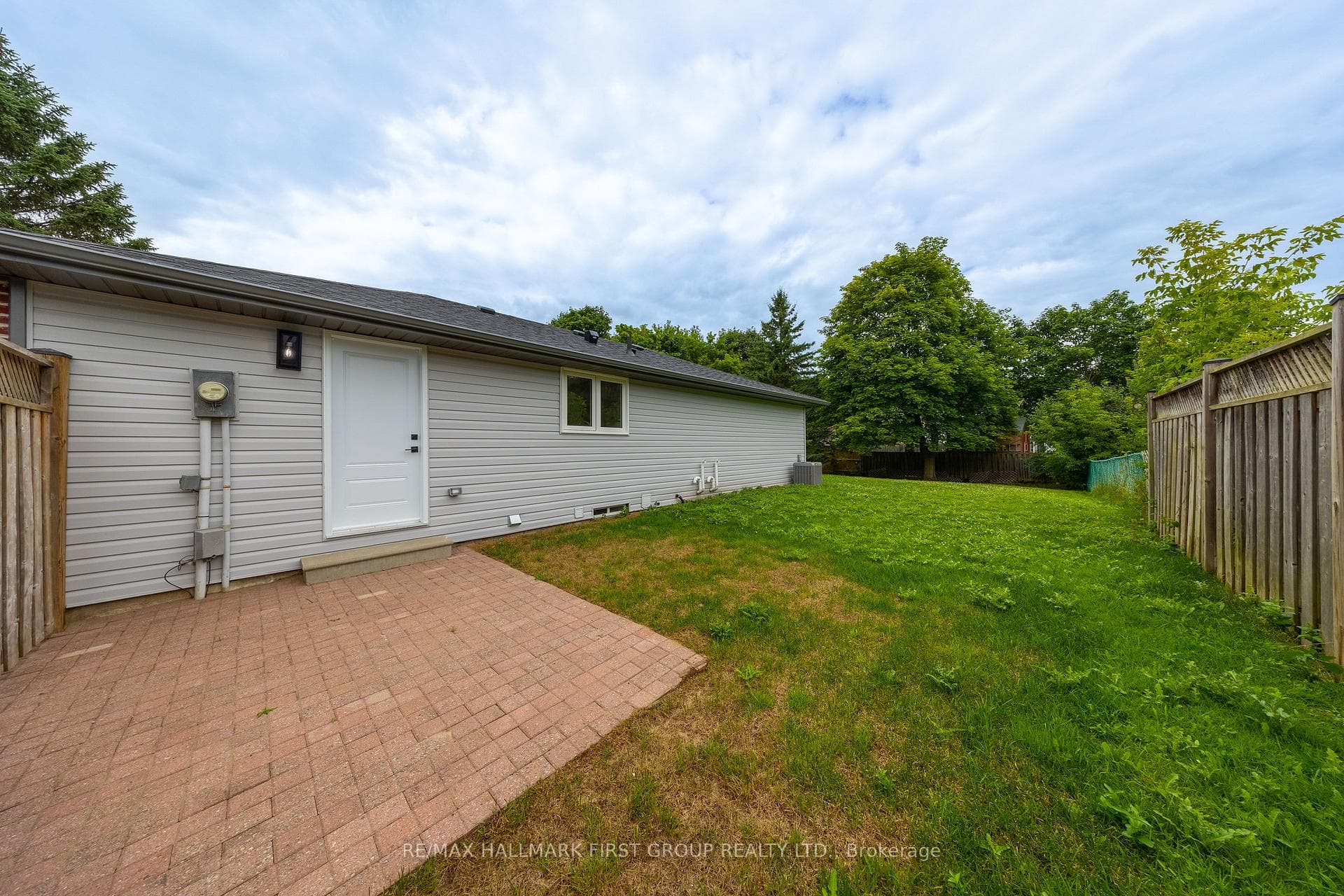 741 Downview Crescent photo 27