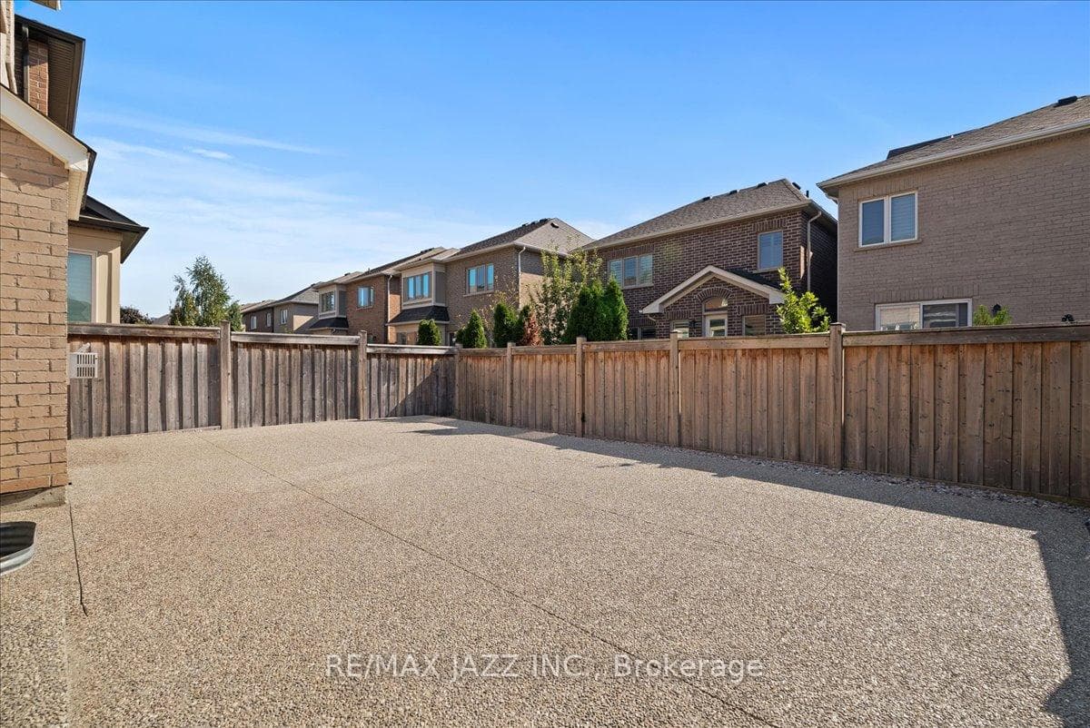 81 Masterman Crescent photo 32