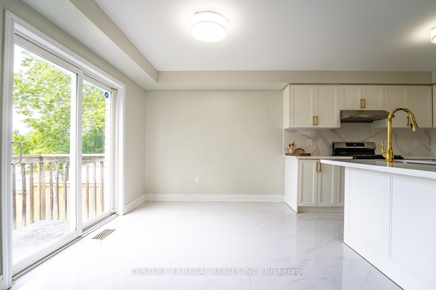 BREAKFAST OPEN CONCEPT
