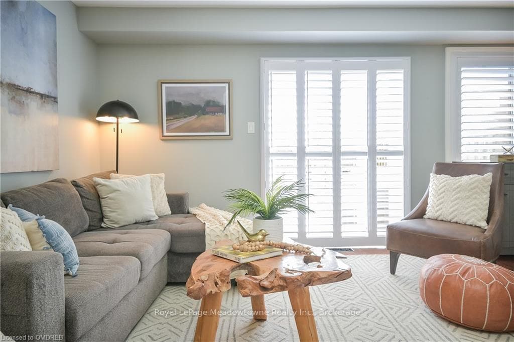 51 MOWAT Crescent photo 11